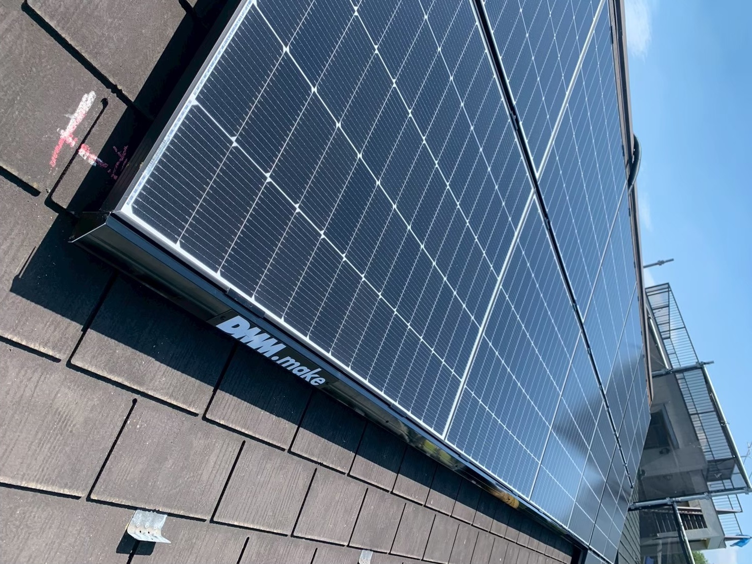 戸建て屋根に設置されたDMM.makeの太陽光パネル（快晴）